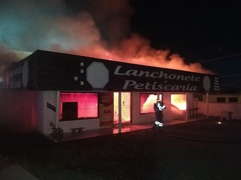 Local foi isolado ap&oacute;s controle das chamas – Foto: CBM/Reprodu&ccedil;&atilde;o