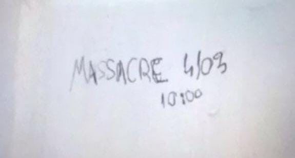 Aviso foi deixado na parede da escola – Foto: Reprodu&ccedil;&atilde;o/Pol&iacute;cia Militar