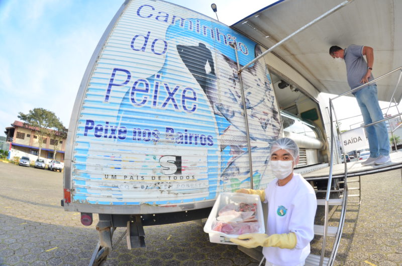 Caminh&atilde;o do Peixe retoma os atendimentos em Itaja&iacute; – Foto: Prefeitura de Itaja&iacute;/Reprodu&ccedil;&atilde;o