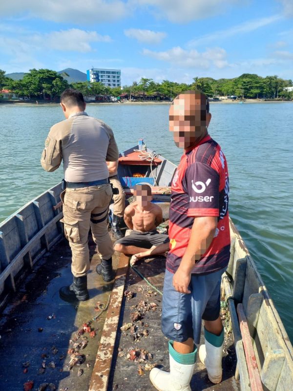 Policiais utilizaram um barco para prender homem – Foto: Pol&iacute;cia Militar/Reprodu&ccedil;&atilde;o