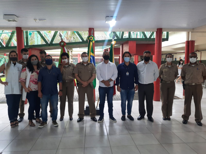 Comitiva de São Francisco do Sul visita colégio militar em Joinville