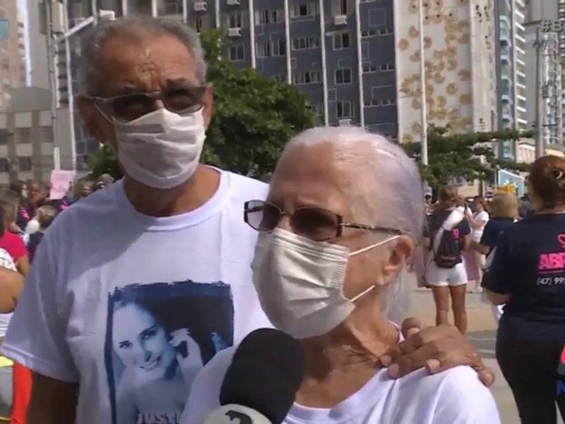 M&atilde;e e Pai de Indira participaram da marcha – Foto: NDTV/Reprodu&ccedil;&atilde;o