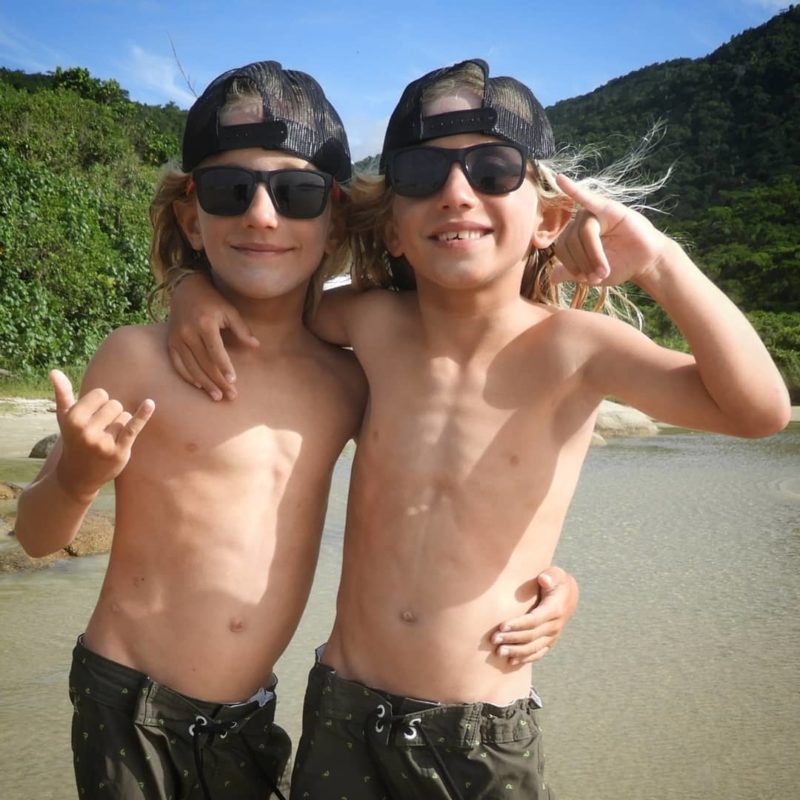Inseparáveis: irmãos Heitor e Akilles só na estileira do surfe e do cabelo comprido &#8211; Foto: divulgação gêmeos lemiska