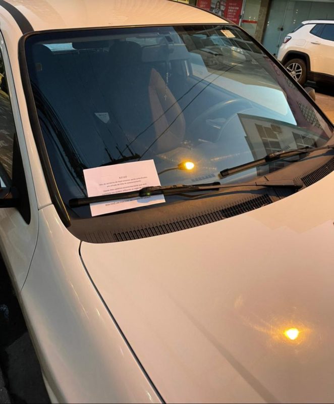 Comerciantes deixam bilhetes nos carros – Foto: NDTV/Reprodu&ccedil;&atilde;o