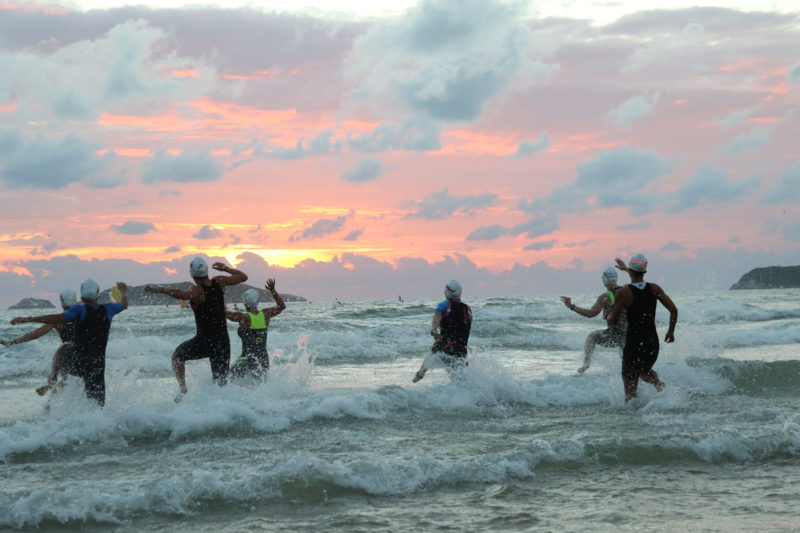 As provas do Triatlo Ironman 70.3 v&atilde;o come&ccedil;ar 1.9 km de nata&ccedil;&atilde;o no mar dos Ingleses – Foto: F&aacute;bio Falconi/Unlimited Sports