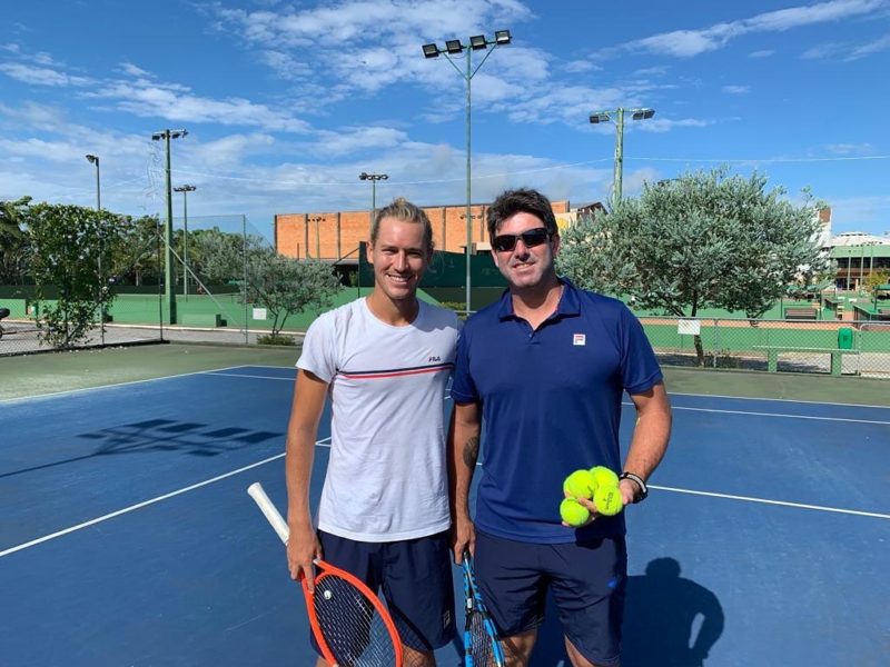 Rafael Matos e o t&eacute;cnico Franco Ferreiro chegaram a Itaja&iacute; em janeiro – Foto: Divulga&ccedil;&atilde;o/ADK Tennis