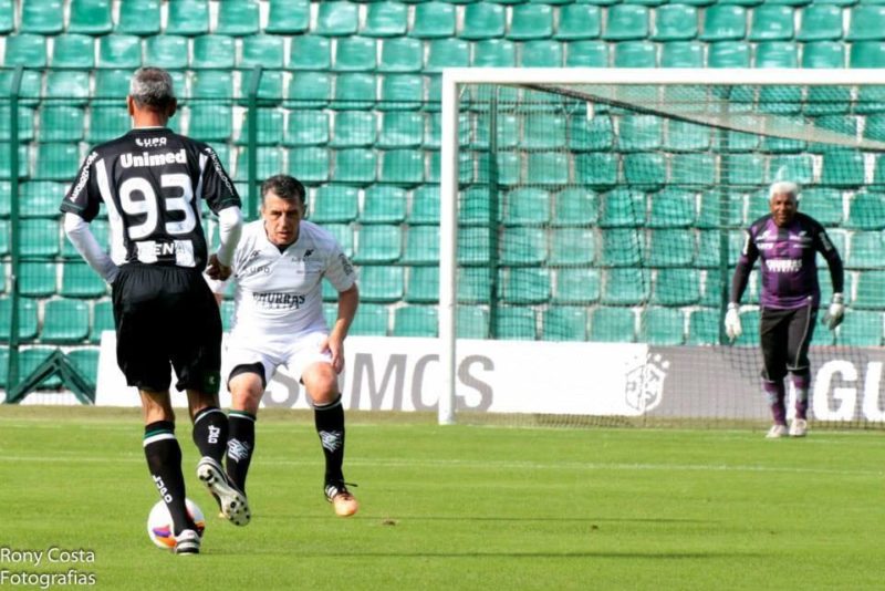 Albeneir recebe a marca&ccedil;&atilde;o do amigo Dami&atilde;o Martins, sendo observado pelo goleiro Jurandir no Master do Figueireinse. – Foto: Rony Costa/Albeneir Marques/ND