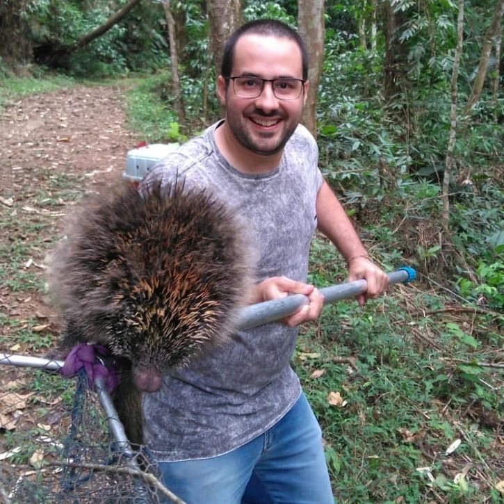 biólogo mostra o ouriço capturado