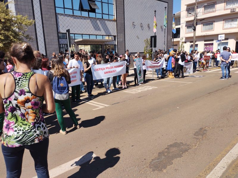 Manifesta&ccedil;&atilde;o ocorreu em frente ao F&oacute;rum do munic&iacute;pio. – Foto: Cleber Luiz/R&aacute;dio R&aacute;dio 104,9 FM Campos Novos/ND