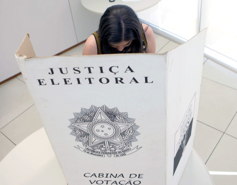Eleitora em cabine de votação &#8211; Foto: Roberto Jayme/Divulgação/ND