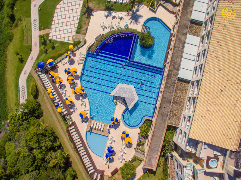 O Costão do Santinho conta com uma estrutura com nove piscinas, entre externas, com borda infinita e internas, aquecidas &#8211; Foto: Costão do Santinho