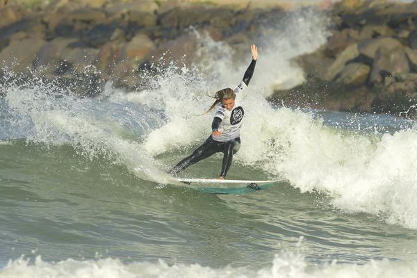 A jovem Laura Raupp de apenas 15 anos, &eacute; um dos destaques do surf feminino catarinense – Foto: marciodavidphoto