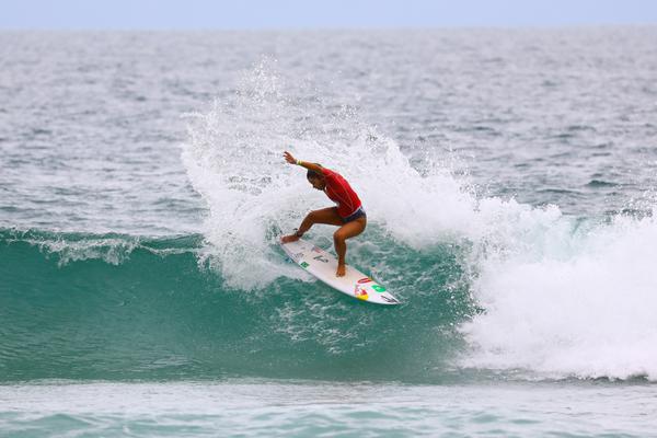 Fera da Guarda do Emba&uacute;, Tain&aacute; Hinckel entra no circuito com experi&ecirc;ncia em ondas internacionais – Foto: smorigo_web_
