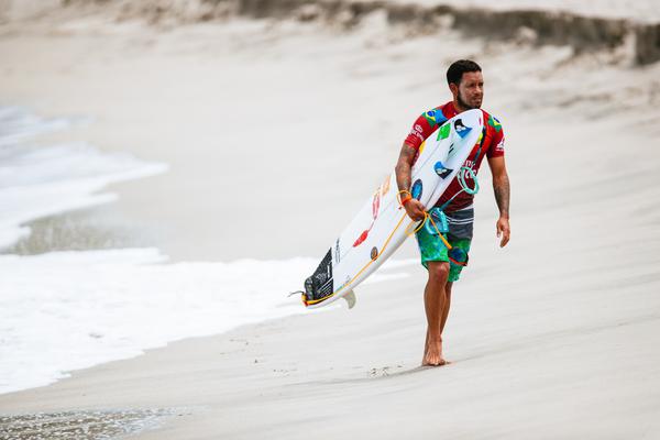 Campe&atilde;o Mundial Adriano de Souza no Catarinense Profissional de Surf – Foto: WSL / Thiago Diz
