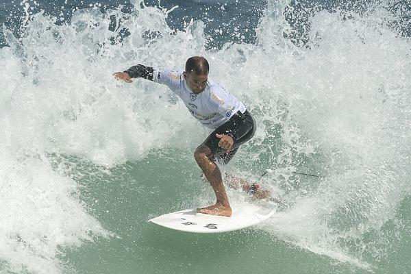 Catarinense Marco P&oacute;lo tem experi&ecirc;ncia no Circuito Profissional de surf na Elite do esporte – Foto: M&aacute;rcio Davi