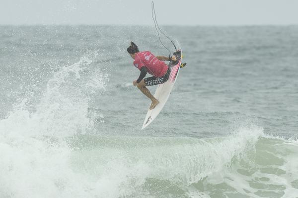 Matheus Herdy soltou os a&eacute;reos na Praia do Santinho na etapa Pro do surf catarinense – Foto: marciodavid