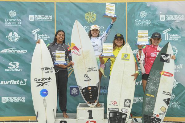 Primeiro p&oacute;dio feminino profissional da hist&oacute;ria do surf catarinense – Foto: marciodavid