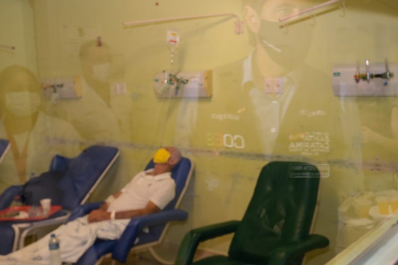 O secret&aacute;rio da Sa&uacute;de, Andr&eacute; Motta Ribeiro, no reflexo do vidro em uma das salas do hospital de Joinville – Foto: Maur&iacute;cio Vieira/Divulga&ccedil;&atilde;o/ND