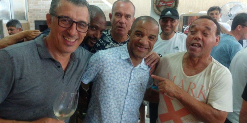 Dami&atilde;o (de &oacute;culos) ao lado dos amigos do Master do Figueirense. – Foto: Arquivo Pessoal/ND