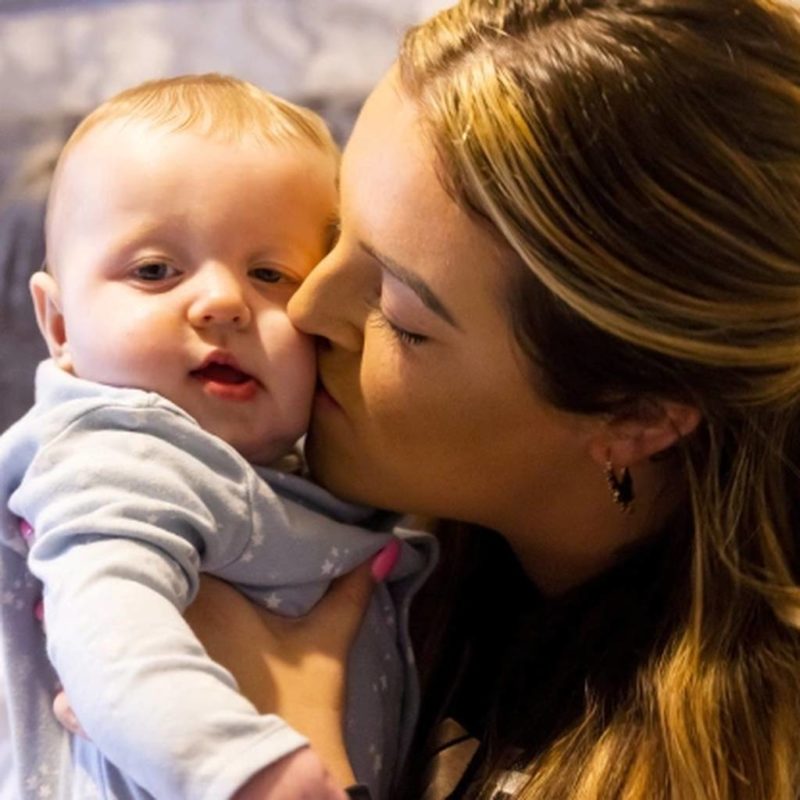 A m&atilde;e achou seu caminho com as m&atilde;os para salvar seu filho – Foto: The Sun/Reprodu&ccedil;&atilde;o/ND