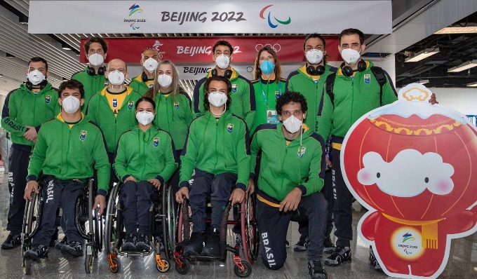 Cichero (&agrave; direita, em p&eacute;, pr&oacute;ximo ao mascote) &eacute; o wax-tech da delega&ccedil;&atilde;o brasileira – Foto: Ale Cabral/CPB