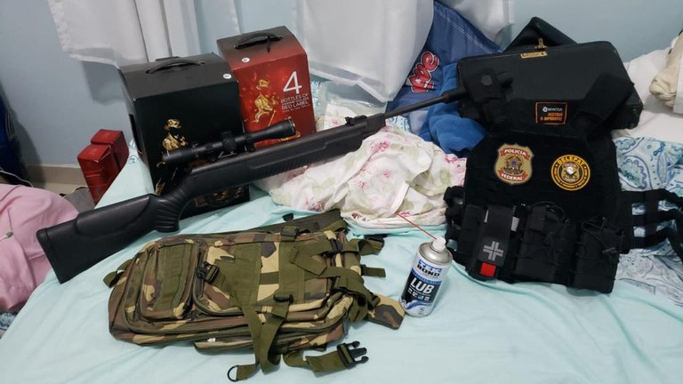 Foram apreendidas armas, acessórios e munições, em ambos os países – Foto: PF/Divulgação/ND