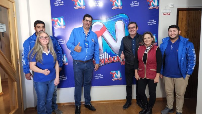 Presidente da Acaert faz a entrega da Comenda ao filho do homenageado – Foto: Divulga&ccedil;&atilde;o/ND