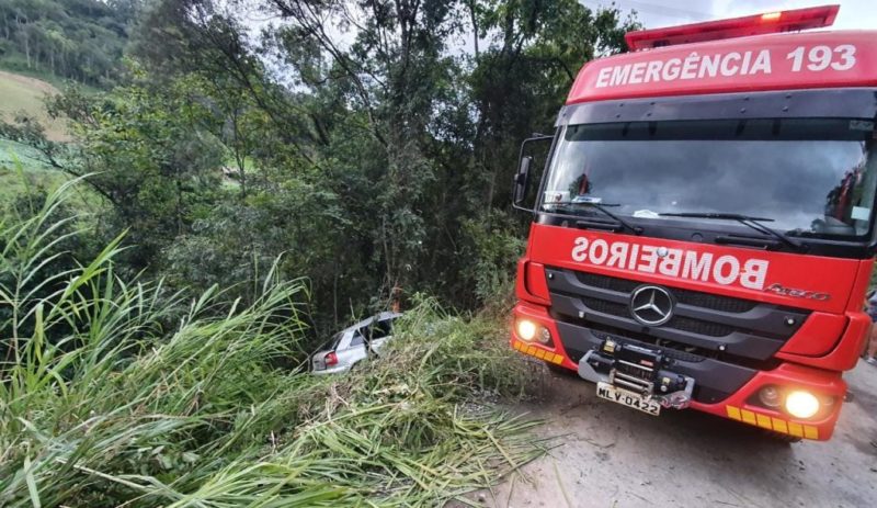O motorista perdeu o controle da dire&ccedil;&atilde;o, saiu da pista e colidiu em uma &aacute;rvore. – Foto: PMSC/Divulga&ccedil;&atilde;o/ND