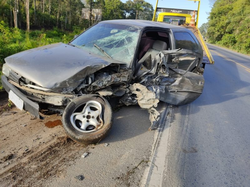 O motorista do carro teve les&otilde;es graves e precisou ser encaminhado ao hospital com urg&ecirc;ncia – Foto: Divulga&ccedil;&atilde;o/PRF/ND