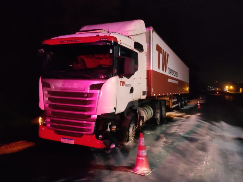 O condutor do caminh&atilde;o n&atilde;o teve ferimentos – Foto: Divulga&ccedil;&atilde;o/PRF/ND