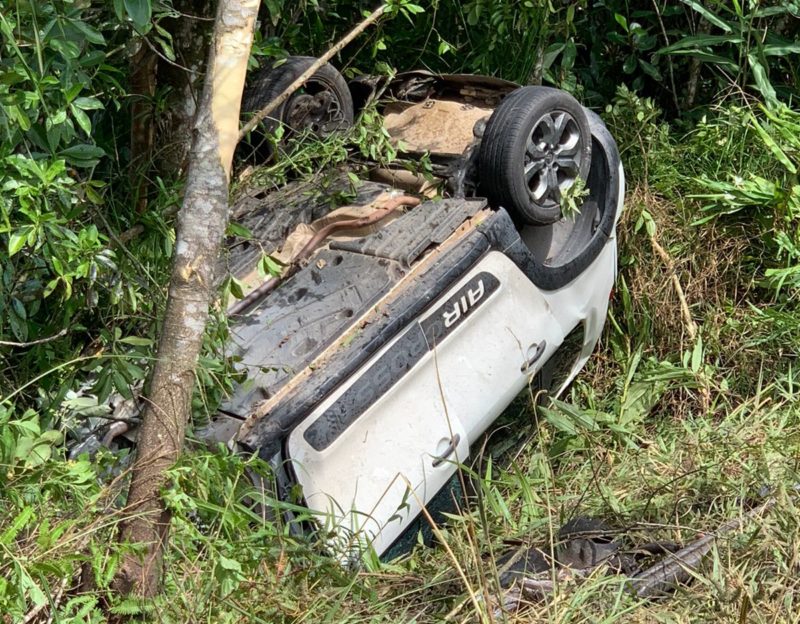 Casal estava em carro que foi atingido por caminh&atilde;o e arremessado para fora da pista – Foto: Internet