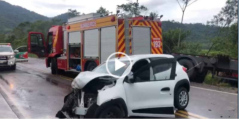 carro ficou completamente destruído