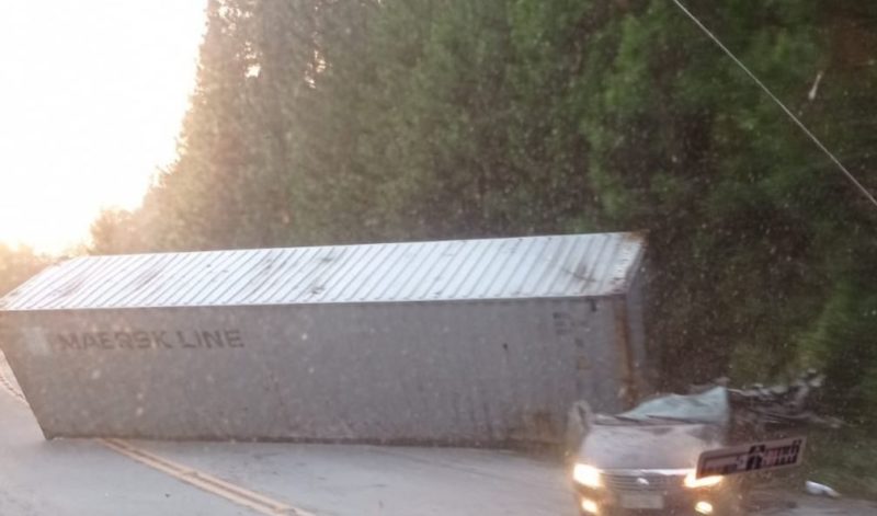 contêiner se desprendeu e atingiu o carro 