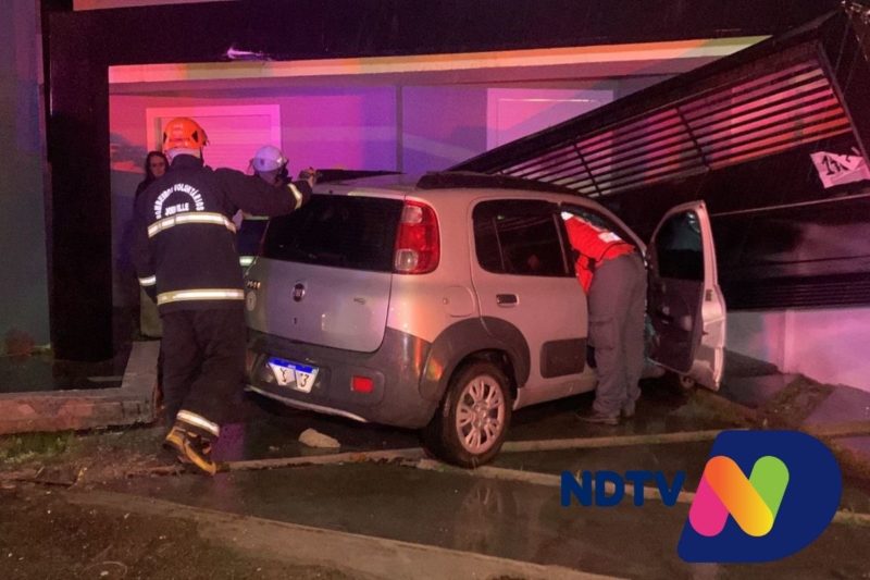 Carro bateu em port&atilde;o de casa no bairro Am&eacute;rica – Foto: Ricardo Alves/NDTV