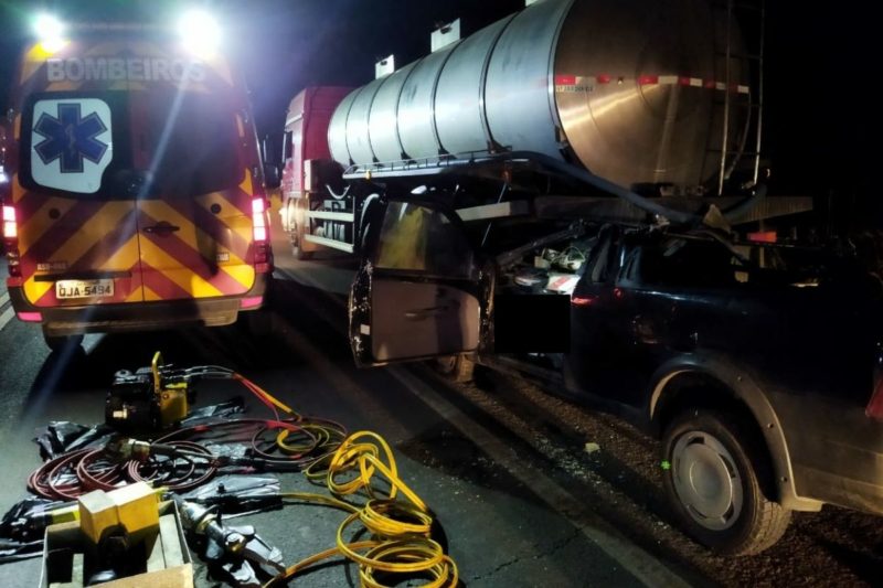 Tr&ecirc;s pessoas morreram em acidente na BR-280, em Tr&ecirc;s Barras – Foto: CBM/Divulga&ccedil;&atilde;o