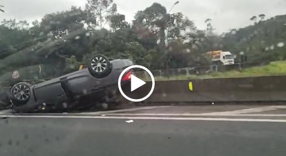 acidente na BR-101 com carro capotado