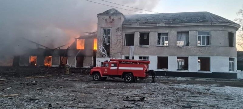 Bombeiros combatem fogo em escola atingida por ataque da R&uacute;ssia – Foto: AFP Photo/State Emergency Service of Ukraine/Handout/ND