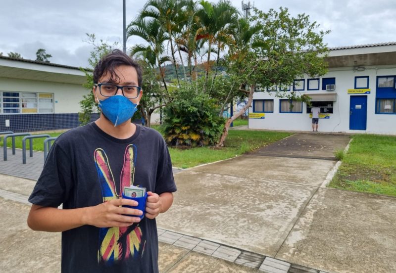 Estudante do Doutorado em Economia da UFSC retirou sua caneca e cart&atilde;o de identifica&ccedil;&atilde;o do RU na segunda-feira (14) no campus Trindade. – Foto: Agecom/UFSC/Divulga&ccedil;&atilde;o/ND