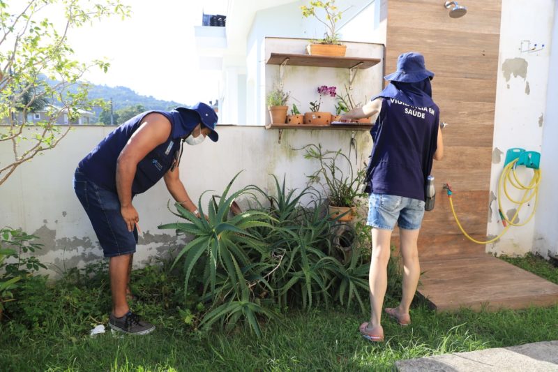 Los agentes notan plantas, jarrones, baldes, piscinas y otros lugares propicios para los mosquitos del dengue – #8211;  Foto: Fotos: Marcos Albuquerque/Multitud popular