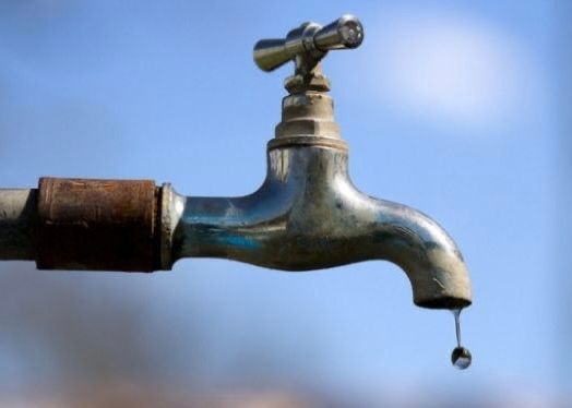 A imagem mostra uma torneira com um pindo d'água