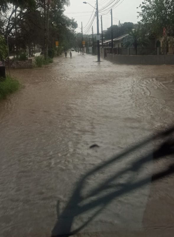 rua alagada no bairro petrópolis, em JOinville
