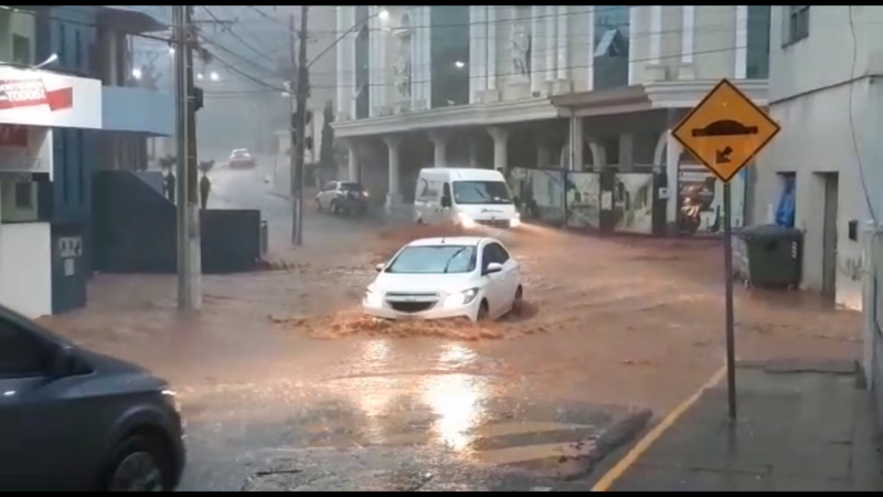 Alagamentos foram registrados em v&aacute;rios pontos do munic&iacute;pio – Foto: Internet/ND