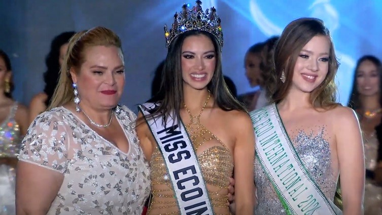 Da esq. para dir.: Amaal Rezk, diretora do concurso; Kathleen Paton, das Filipinas, miss Eco Internacional 2022, e Gizzelle Mandy Uys, da &Aacute;frica do Sul, miss Eco Internacional 2020 – Foto: Reprodu&ccedil;&atilde;o internet/ND