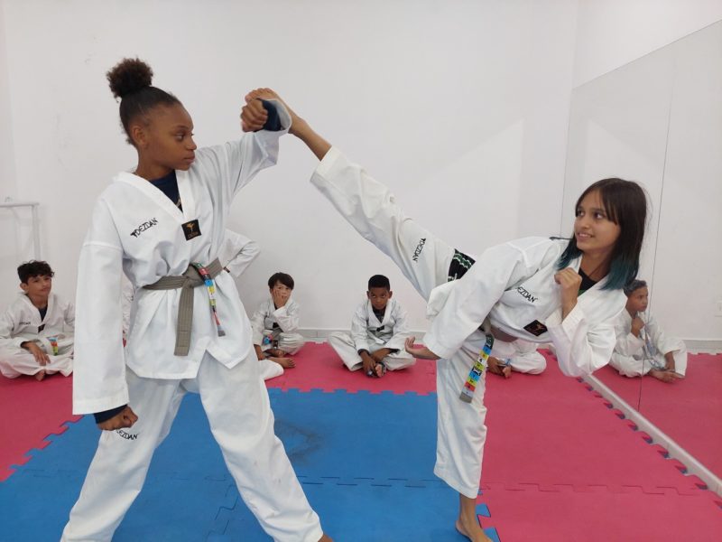 Meninas no Taekwondo: Ana Clara (à esquerda), 14 anos, venceu na final a amiga da oficina do Monte Cristo, Luz Braska Alejandra, também 14 anos. &#8211; Foto: Antonio Prado