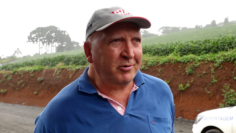 Sr. Ant&ocirc;nio Dal Bosco v&ecirc; o progresso chegando com as obras de asfalto nas comunidades – Foto: RB V&iacute;deo Produtora