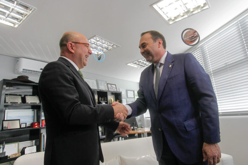 Presidente do Grupo ND, Marcello Corr&ecirc;a Petrelli, e o secret&aacute;rio de Agricultura dos A&ccedil;ores, Ant&oacute;nio Ventura – Foto: Leo Munhoz/ND