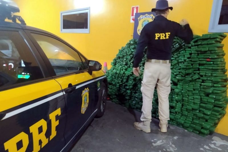 Apreensão de 373 quilos de maconha e de haxixe aconteceu na madrugada desta quinta-feira (10) &#8211; Foto: PRF/Divulgação