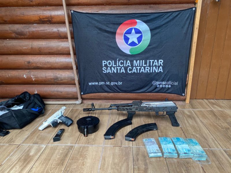 Suspeito foi morto pela PM e, com ele, foram encontradas armas, muni&ccedil;&atilde;o e dinheiro – Foto: PM/Diulga&ccedil;&atilde;o