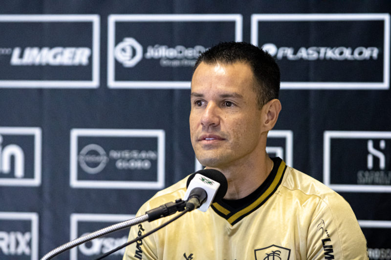 Wilson durante entrevista ap&oacute;s o seu retorno ao Figueira – Foto: Patrick Floriani/FFC/ND