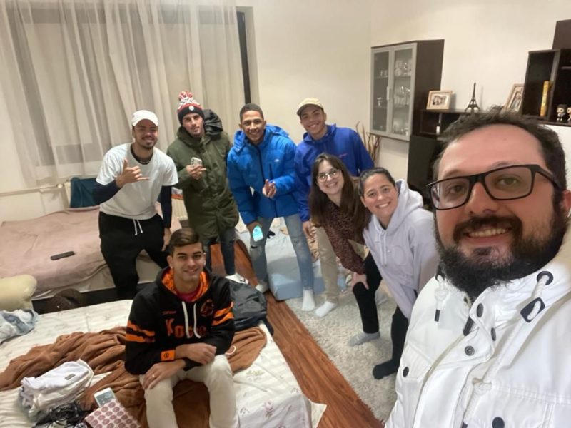 Jogador brasileiro Victor Adame e quatro colegas brasileiros estavam no pa&iacute;s europeu durante a invas&atilde;o da R&uacute;ssia – Foto: Arquivo Pessoal/ND